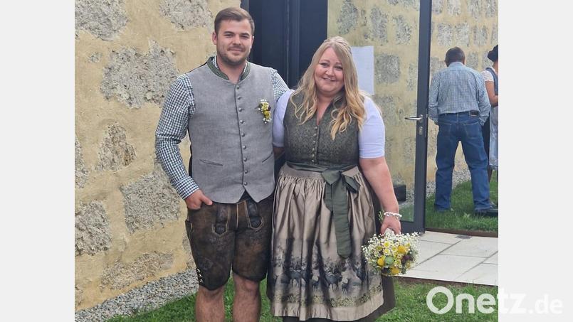 Das Brautpaar Jessica Schupfner und Nico Groß heiratete im historischen Königsteiner Steinstadel. Bild: wku