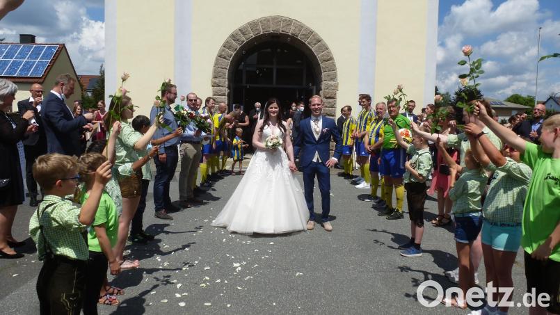 Andreas und Isabel Helgert beim Durchschreiten des Spaliers. Bild: bk