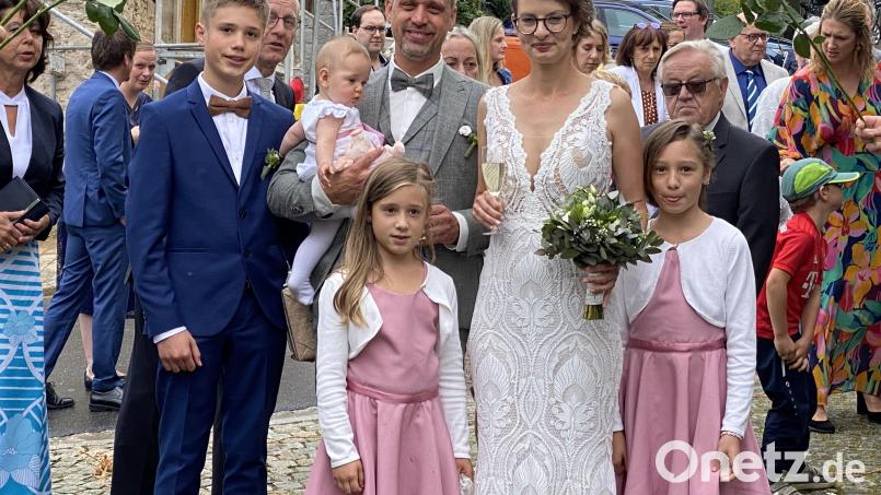 Das Brautpaar Anna und Stefan mit ihren Kindern. Bild: Josef Glas