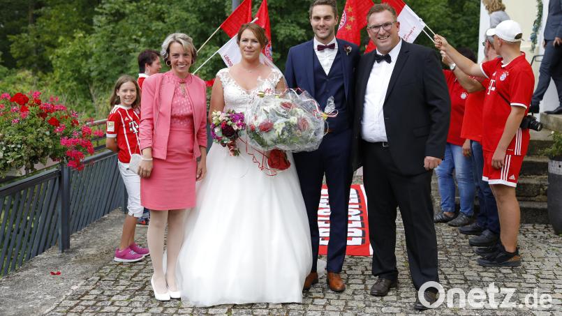Das Brautpaar mit Fanclub-Vorsitzendem Patrick Kopp (rechts) und dessen Frau Jennifer Kopp (links) Bild: Benjamin Ebi