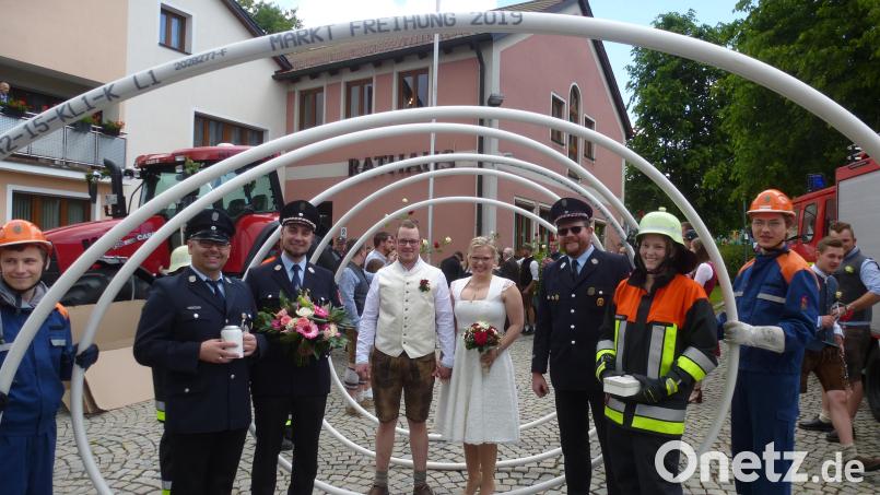 Viel Glück im Ehestand wünschten der aktiven Braut und ihrem Bräutigam für die Thansüßer Wehr Philipp Grünbauer und Vanessa Espach (rechts) sowie Markus Aigner, Stefanie Pfab (verdeckt) und Christian Dworzak von der FFW Weiherhammer. Bild: bk