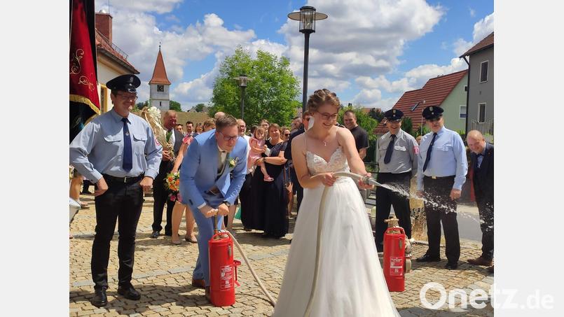 Zielspritzen ist eine der Aufgaben, die Dominik und Melanie Graf in Edelsfeld bei ihrem Hochzeitsspalier gestellt bekommen. Bild: lei