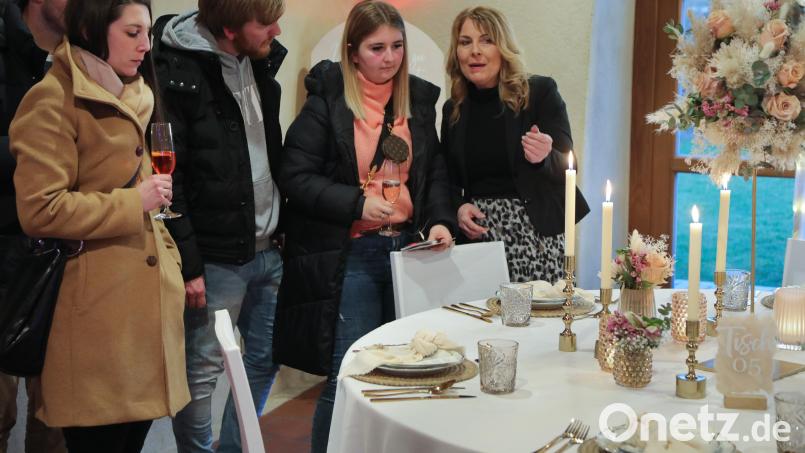 Hochzeitsplanerin Gabi Kirschner (rechts) und ihre Kollegen zeigten bei einer Ausstellung im Schlossstadl in Schmidmühlen, welche neuen Trends es beim Thema Hochzeitsfeier gibt. Bild: Wolfgang Steinbacher