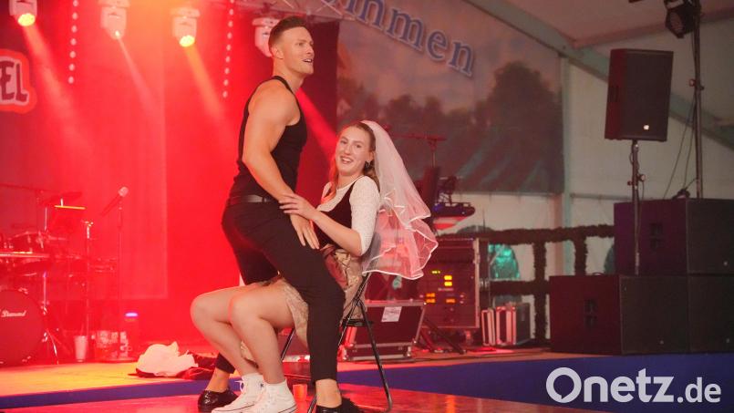 StripperJay verwandelt eine Zuschauerin in eine Braut. Bild: Gube, Marina