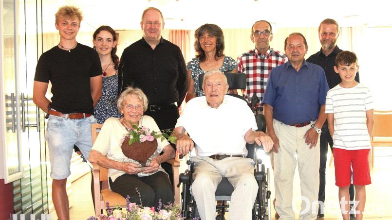 Christa und Georg Klarner (vorne) feierten am Mittwoch Eiserne Hochzeit. Neben der Familie und Freunden gratulierten unter anderem Manfred Plattner (Dritter von rechts) und Alexander Schönberger (Vierter von rechts) sowie Pfarrer Markus Nees (Dritter von links). Glückwünsche der Marktgemeinde und des Landkreises überbrachte Dritter Bürgermeister André Putzlocher (Zweiter von rechts). Bild: wro