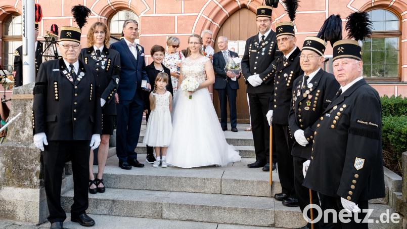 Die Bergknappen stehen Spalier für ihr Vorstandsmitglied Martin Kernl und seine Frau Sabine. Bild: Dominik Lenz Photography