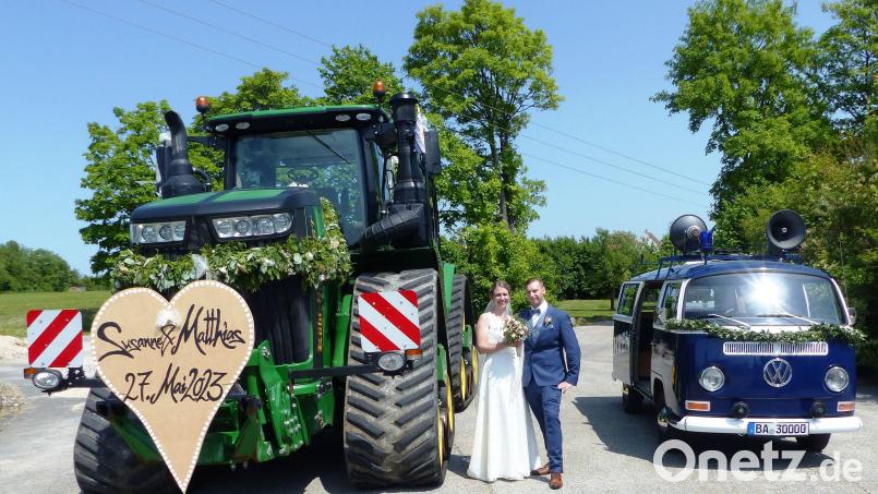 Susanne und Matthias Kemmling haben sich für ihre Trauung zwei ungewöhnliche „Hochzeitskutschen“ ausgesucht: einen Raupenschlepper mit 620 PS und einen Oldtimer-Polizeibus aus den 70er-Jahren mit 47 PS. Bild: jp