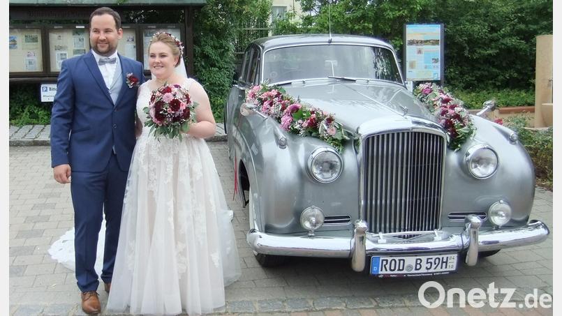 Ein stattliches Brautauto englischer Extraklasse steht für das Brautpaar Christina und Thomas Biersack bereit. Bild: gm