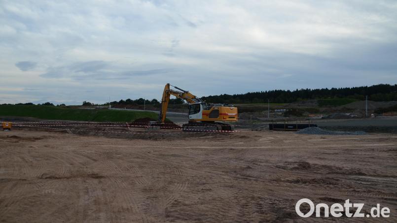 Die großen Erdbewegungen und Terrassierungen im neuen Industriegebiet Kemnath West III sind fast abgeschlossen, Kanäle und Wasserleitung verlegt. Der Bauausschuss Kemnath informierte sich bei einem Vororttermin über den Stand der Arbeiten. Bild: ak