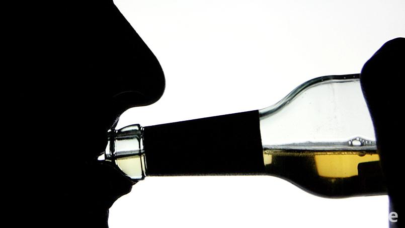 Die Silhouette eines Alkohol trinkenden Mannes. Wie viel ist zu viel? Diese Frage lässt sich nicht in einem Satz beantworten, sagen die Experten der Caritas-Fachambulanz für Suchtprobleme. Bild: Arno Burgi/dpa