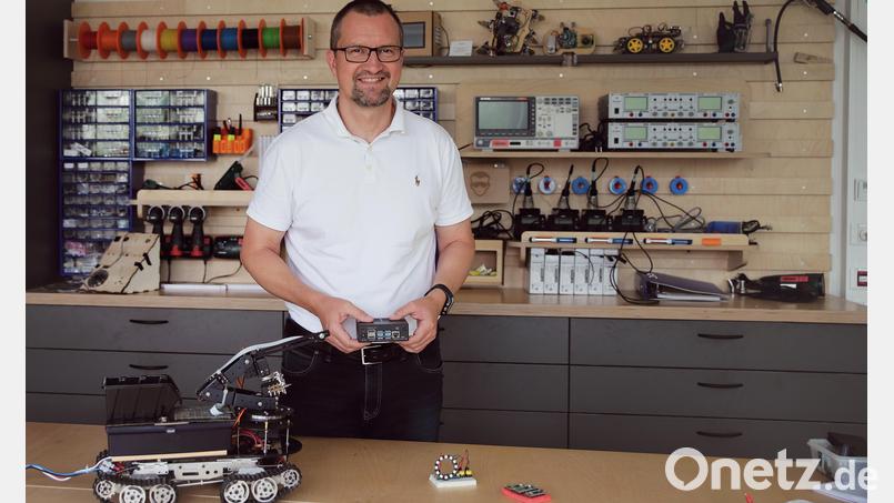 Auch das ist KI: OTH-Werkstatt „Maker Space“ einen fahrenden Roboter, der Zigarettenkippen einsammeln kann. Entwickelt wurde das Gerät von Studenten. Bild: Sara Neidhardt