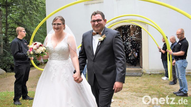 Nach der kirchlichen Trauung von Anna und Fabian Gradl in der &quot;Maria-Hilf-Kirche&quot; auf dem Annaberg in Grafenwöhr standen die Feuerwehr-Kollegen des Bräutigams aus Eschenbach Spalier. Bild: rgr