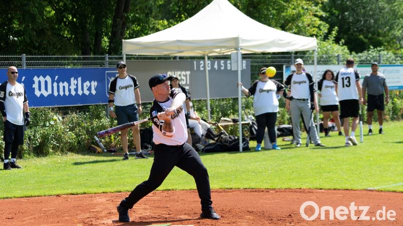 Die Baseball-Variante „Softball“ ist an diesem Samstag auf dem Gelände des ESV Amberg zu sehen. Sechs Mannschaften aus ganz Deutschland sind am Start. Bild: Christoph Schuster/exb