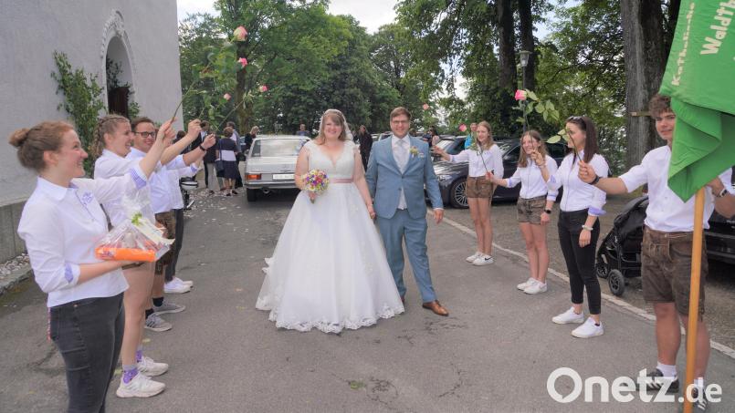 Nach der Trauung gratuliert die KLJB Waldthurn dem Brautpaar Anja und Daniel Schönberger Bild: fvo