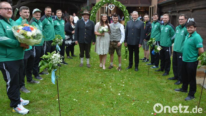 Standesamtlich den Bund fürs Leben schlossen im Sengerhof Louisa Rosner und Thomas Meyer. Gleich zwei Standesbeamte mit Bürgermeister Klaus Meyer (links neben der Braut) und Waldsassens Drittem Bürgermeister Markus Scharnagl (rechts neben dem Bräutigam) leiteten die Zeremonie. Ein Ehrenspalier bildeten die Fußballer des TSV Neualbenreuth und die Katholische Landjugend Wernersreuth. Bild: jr