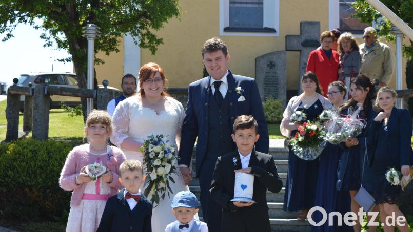 Maria und Alexander Scherr gaben sich in der Filialkirche Haag das Ja-Wort. Bild: bej