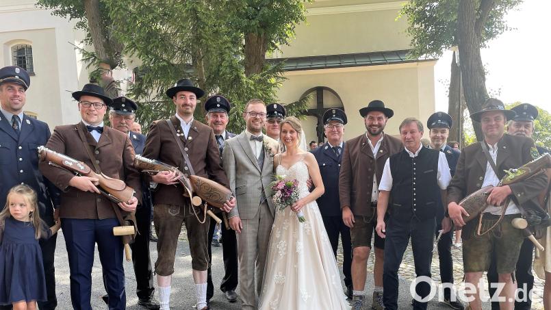 Für Martin und Natalie: Die Feuerwehr gratuliert und die Schützen lassen es krachen. Bild: fz