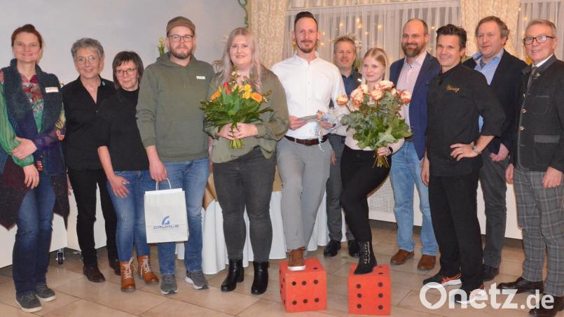 So sehen Sieger aus. Das Gewinnerpaar der Weidener Hochzeitswochen, Marina Uschold und Benjamin Stefinger (Fünfte und Siebter von rechts). Links daneben die Gewinner des Trostpreises Katharina Prechtl und Marc Ackermann. Bild: Kunz