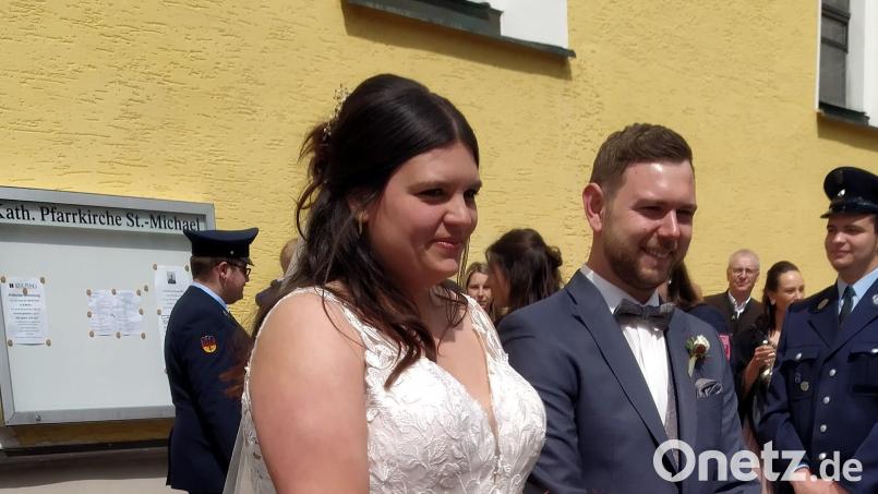 Sophia und Dominic Völkl gaben sich am Samstag in der Pfarrkirche St. Michael das Ja-Wort. Bild: rfi
