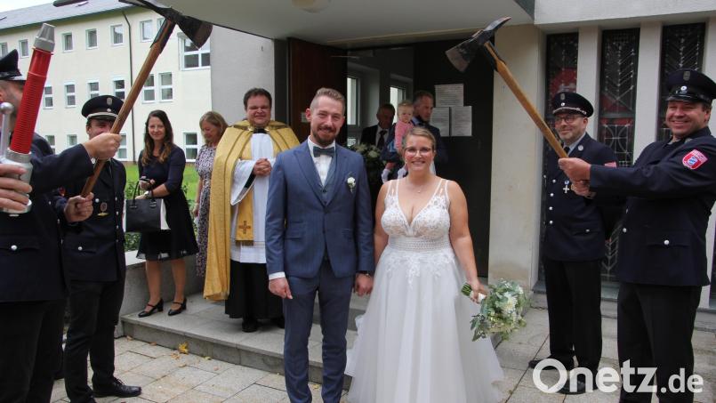 Ein Ehrenspalier bildete die Feuerwehr Pleußen, als Kathrin und Jörg Schuller die Klosterkirche St. Josef in Fockenfeld verließen. Im Hintergrund Mitterteichs Kaplan Daniel Schmid, der den Gottesdienst zelebrierte. Bild: kro