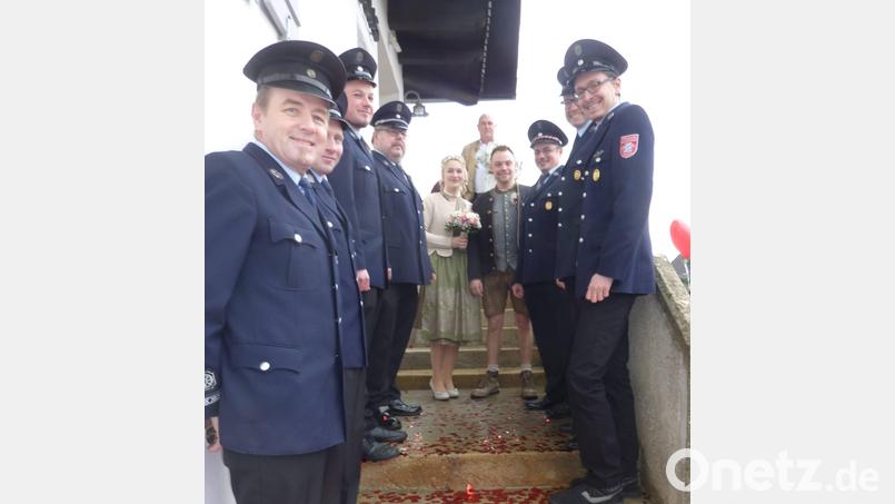 Mit einem Spalier empfing eine Delegation der Feuerwehr Schönau die Frischvermählten. Bild: exb