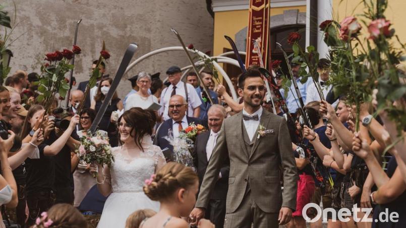 Ein aktives Vereinsleben gehört für das frisch vermählte Paar Lisa und Florian einfach dazu. Das dankten ihnen die zahlreichen Freunde mit einem Rosenspalier nach dem Trauungsgottesdienst in Schwarzach. Bild: mab