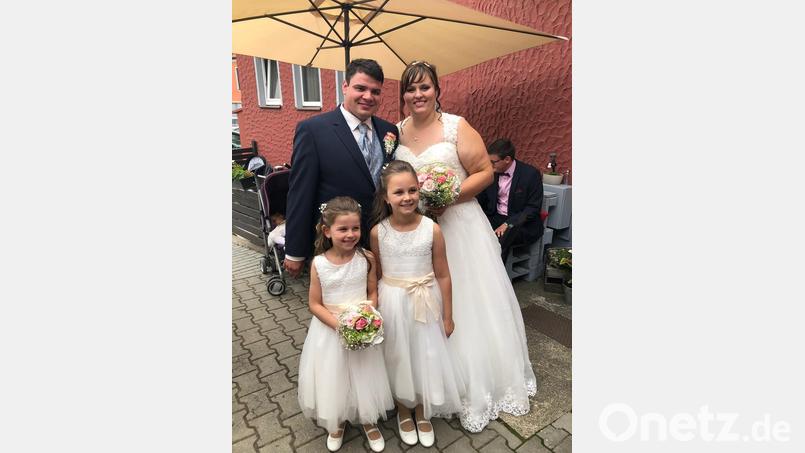 Das Brautpaar Elisabeth Hanauer und Manuel Demleitner mit den beiden Brautmädchen, die siebenjährige Franziska und die zehnjährige Annalena Stahl. Bild: gz