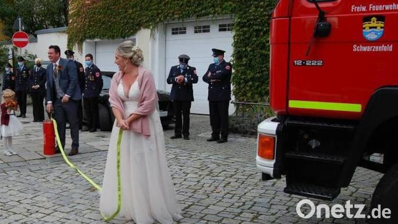 &quot;Wasser Marsch&quot; lautete das Kommando, mit dem Petra Sander ihrem frisch angetrauten Christian den Auftrag zum Pumpen mit der Kübelspritze gab. Bild: mab
