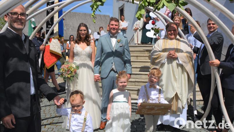 Kirchlich geheiratet haben am Samstag in der Leonberger Pfarrkirche Melanie und Tobias Schmid, hier im Bild mit Kaplan Daniel Schmid. Vorne (von links) die Brautkinder Leo, Clea und Erik. Das junge Paar hatte sich einst bei der Landjugend Leonberg kennengelernt. Bild: jr