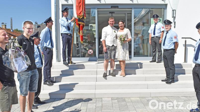 Auf das frischvermählte Brautpaar warteten. nach dem Jawort an den Rathaustreppen Mitglieder der Feuerwehr Illschwang und eine Abordnung des SVI, um für die gemeinsame Zukunft alles Gute und viel Glück zu wünschen. Bild: no