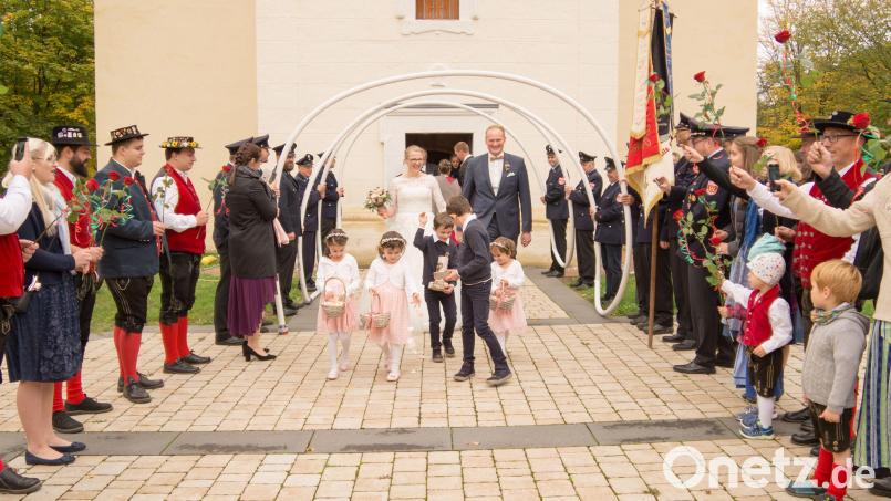 Spalier mit Trachtengwand und Rosen vor der Frohnbergkirche für das Brautpaar Nadine und Florian Weiß. Bild: exb