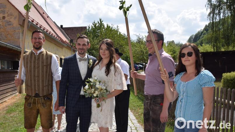 Nach der Trauung warten Arbeitskollegen aus der Firma Kurz vor dem Steinstadel auf Marvin und Theresa Gebhard. Bild: wku