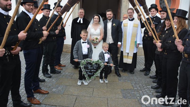 Ökumenisch geheiratet haben am Samstag in der Dreifaltigkeitskirche Kappl die Marktredwitzerin Carina Paul und der Pleußener Daniel Müller. Getraut wurden die beiden von Pfarrer Christoph Schmidt (links) und dem ehemaligen Mitterteicher Kaplan Andreas Schinko. Bild: jr