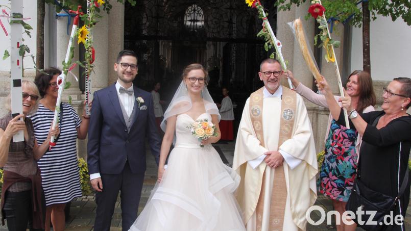 Regina und Patrick Rippl mit Stadtpfarrer Thomas Vogl beim Verlassen der Basilika. Lehrerinnen der Gerhardinger-Grundschule Weiden standen Spalier. Bild: kro