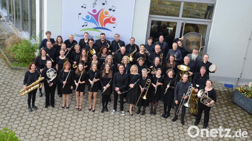 Das städtisch Blasorchester Bayreuth unterhält am Tag der deutschen Einheit bei einem Standkonzert in Amberg. Bild: Anne Müller/exb