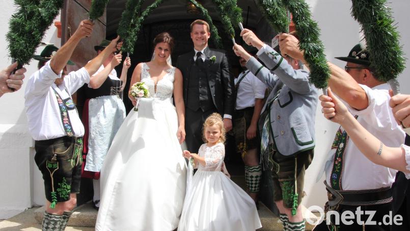 Auf Sandra Stich und Andreas Schmidkonz und das Brautkind Mia wartete ein großes Ehrenspalier. Bild: kro