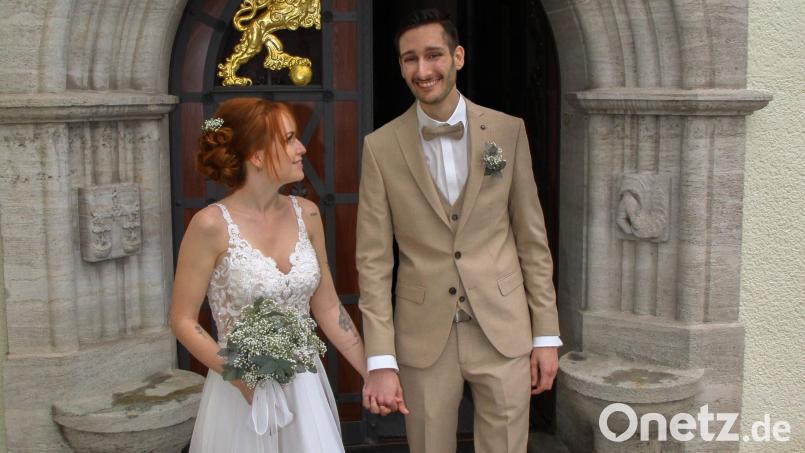 Nachdem der Bräutigam den Kampf gegen den Krebs besiegt hatte, gaben sich Lisa und Felix Singer in Weiden das Jawort. Bild: Wolfgang Eckert/exb