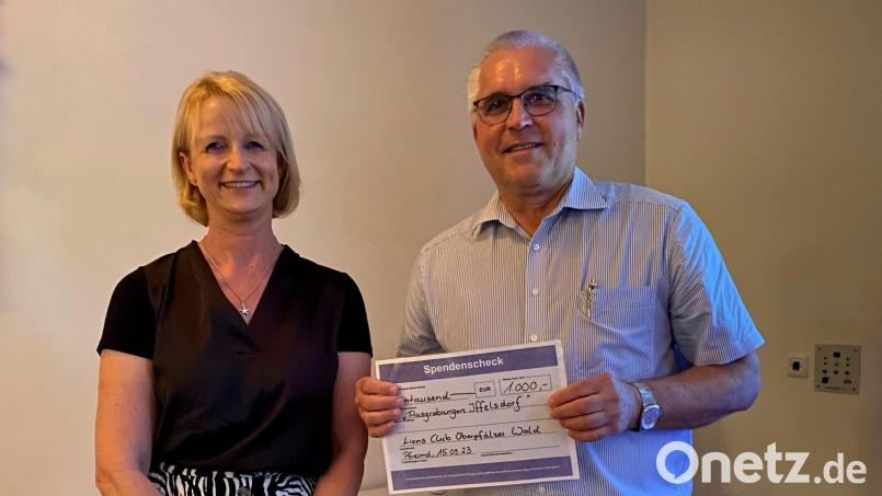 Die Vorsitzende des Lions Clubs Oberpfälzer Wald, Martina Lampier, überreicht Bürgermeister Richard Tischler einen Scheck über 1000 Euro zur weiteren Unterstützung der Grabungskampagne. Bild: Völkl/exb