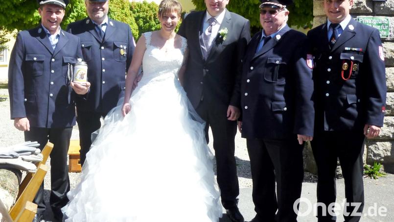 In der Jakobuskirche in Wildenreuth gaben sich Michael Janner und Susanne Legat das Ja-Wort. Zur Vermählung gratulierte auch die Feuerwehr Wetzldorf mit (von links) Kommandant Rudi Schinner, zweiter Vorsitzender Franz Wenning, erster Vorsitzender Willi Kraus und zweiter Kommandant Manuel Köllner. Bild: njn