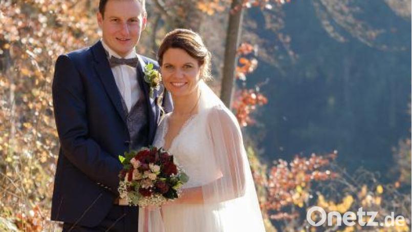 Johannes und Nadine Schneider am Ziel: Sie sind nun auch kirchlich verheiratet. Der Weg dahin war wegen Corona aber ein weiter und steiniger. Bild: Günter Scharl