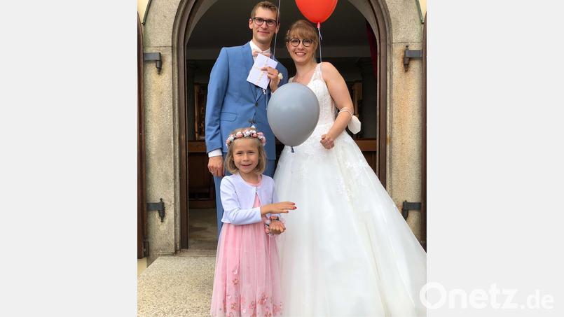 Selina und Roland Kuhbandner haben sich das Jawort gegeben. Darüber freute sich unter anderem auch Blumenmädchen Nina. Bild: ppz