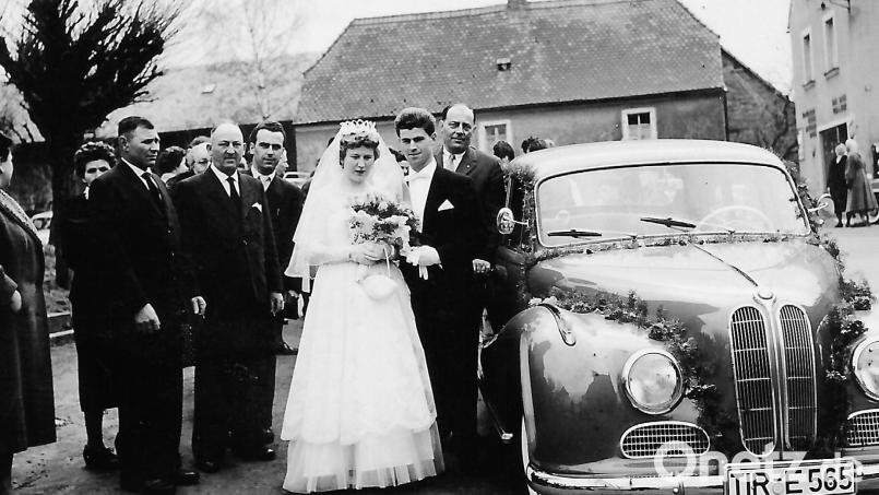 Als Brautauto des Ehepaars Sonja und Anton Schatzberger diente ein BMW 501. Bild: Familie Schatzberger/exb