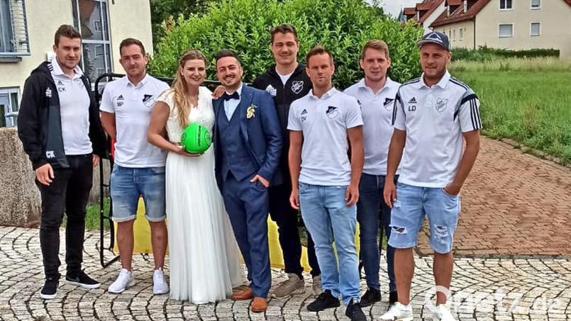 Dem frisch vermählten Paar Carolin Scharf und Hakan Özkan (Dritte und Vierter von links) gratulierten vom ASV Haidenaab Christian Küffner, Michael Popp, Pascal Steger, Daniel Veigl, Amadeus Hübner und Lukas Dötterl (von links). Bild: hai