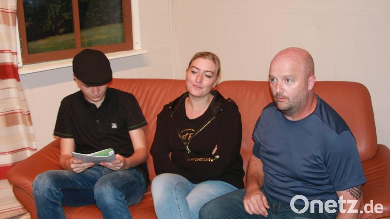 Bereits eifrig proben die Darsteller Noah Mayerhöfer, Christina Schuller und Christian Mayerhöfer (von links) für die &quot;Mallorca-Reise&quot;. Bild: wro