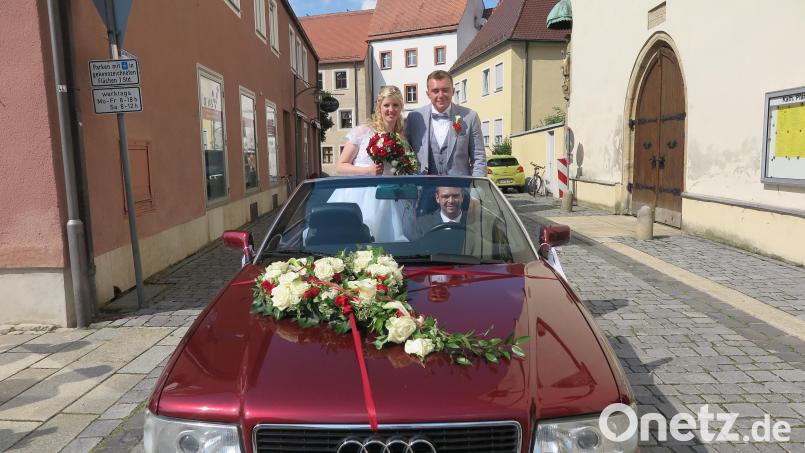 Nach der Trauung in der Stadtpfarrkirche Kemnath chauffierte Bastian Veigl das frisch vermählte Ehepaar Franziska Zeitler und Manuel Fleißner in seinem roten Audi-Cabrio in das Hochzeitslokal nach Kaibitz. Bild: jzk