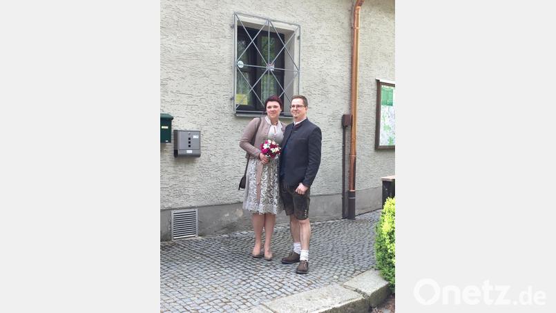 Katrin Schedl (geborene Senftleben) und Christian Schedl gaben sich in der Burg Neuhaus das Ja-Wort. Danach wartete ein kleiner Stationenlauf mit vielen Nettigkeiten auf das Paar. Bild: wrm