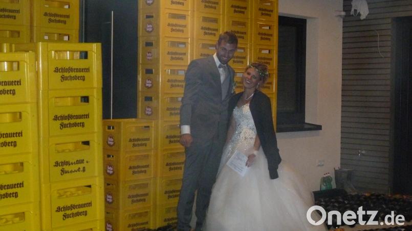 Evelyne und Stephan Schön vor ihrem verbarrikadierten Hauseingang. Bild: Marlene Kallwa/exb