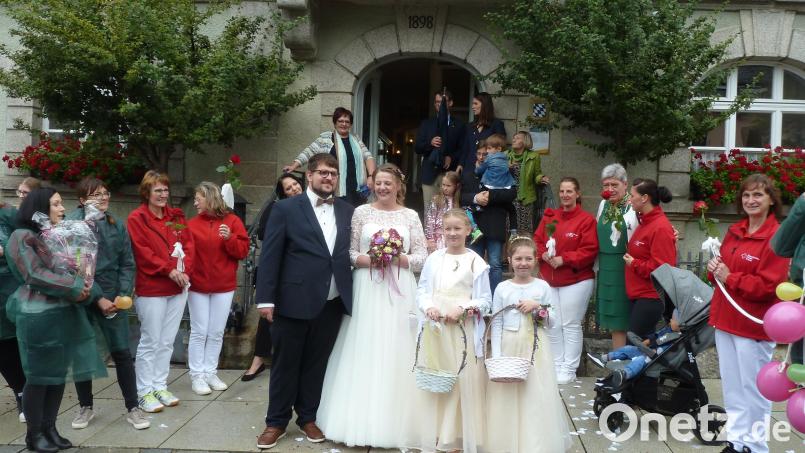 Das Brautpaar Kathrin und Andreas Türpitz und die Brautmädchen Emilie und Kim schritten durch ein Ehrenspalier, das Arbeitskolleginnen der Braut bildeten. Bild: bir