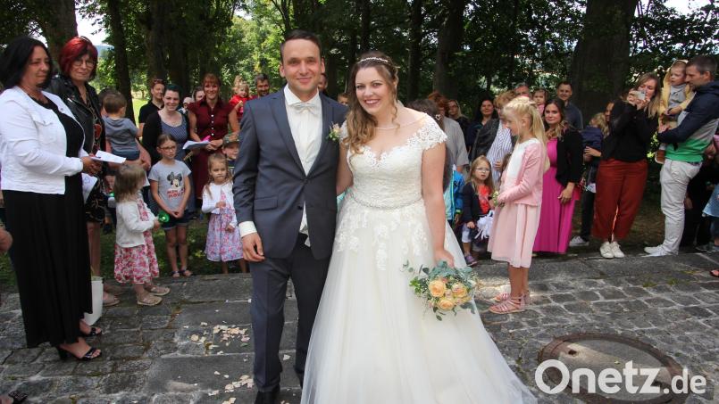 Julia und Andreas Pfeil wurden nach der Trauung in der Steinbergkirche von den Kindern und Erzieherinnen-Kolleginnen der Braut vom Katholischen Kindergartens Floß empfangen. Bild: kro