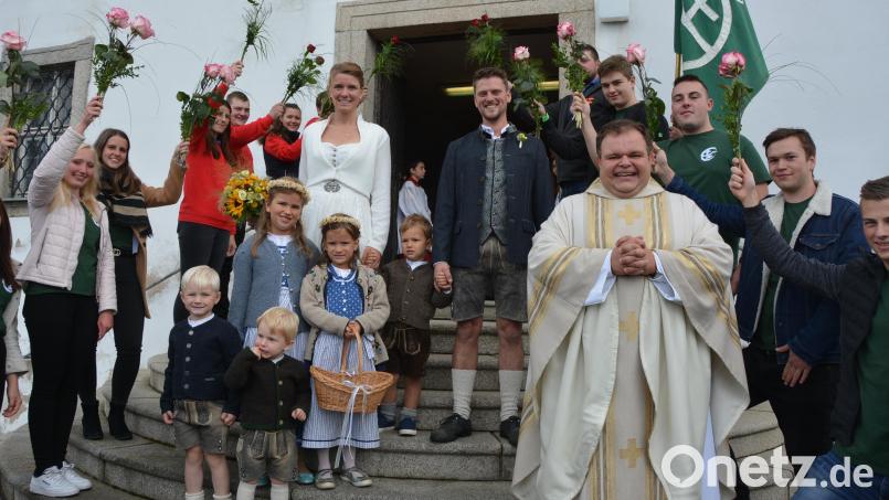 Den Bund der Ehe schlossen am frühen Samstag die Bad Neualbenreutherin Sandra Peterhans und der Kleinsterzer Andreas Meierhöfer. Nach dem Trauungsgottesdienst mit Kaplan Daniel Schmid wurde das Paar von einem Ehrenspalier erwartet. Bild: jr